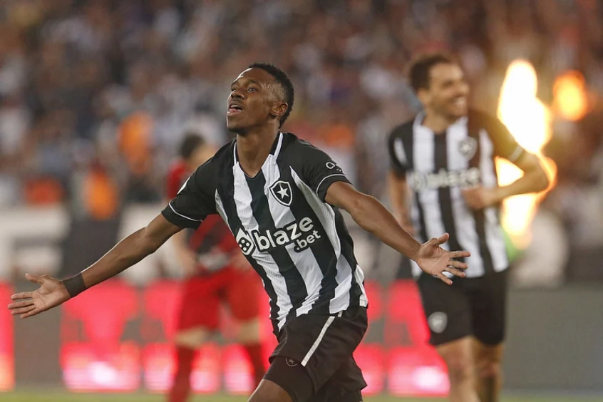 Jeffinho renovou com o Botafogo por mais três temporadas