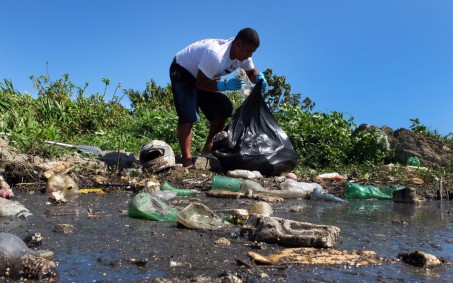 Mutirão em Nova Iguaçu realiza limpeza nas lagoas do Guandu