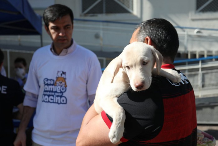 Tutores levaram seus animais para vacinar na clínia da Família, São Conrado; de camisa branca, o secretário Municipal de Saúde Rodrigo Prado