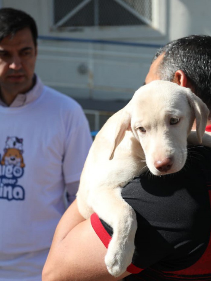 Tutores levaram seus animais para vacinar na cl&iacute;nia da Fam&iacute;lia, S&atilde;o Conrado; de camisa branca, o secret&aacute;rio Municipal de Sa&uacute;de Rodrigo Prado