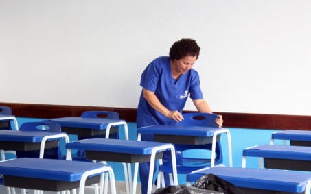 Escolas de Nova Iguaçu recebem novo mobiliário para alunos e professores