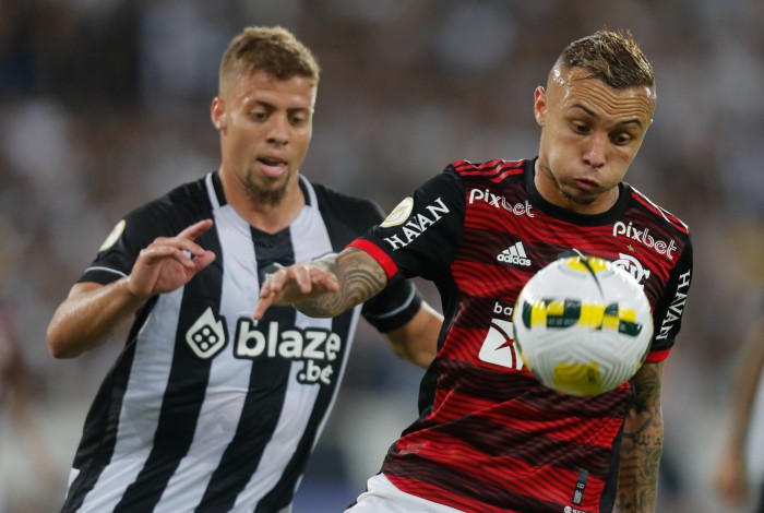 Lucas Fernandes, do Botafogo, e Everton Cebolinha, do Flamengo, tiveram poucas chances no clássico no Nilton Santos