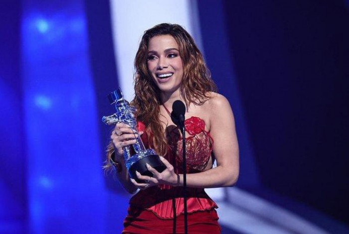 A cantora Anitta é a primeira artista brasileira a receber um prêmio no VMA