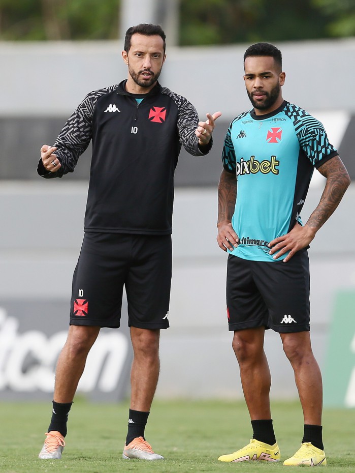 Nenê conversa com Alex Teixeira no treino do Vasco no CT Moacyr Barbosa na Cidade de Deus em 30 de agosto de 2022. Foto: Daniel RAMALHO/CRVG