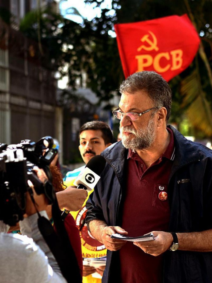 O candidato ao governo do Rio Eduardo Serra (PCB) esteve em frente ao pr&eacute;dio da Petrobr&aacute;s, na Tijuca.
