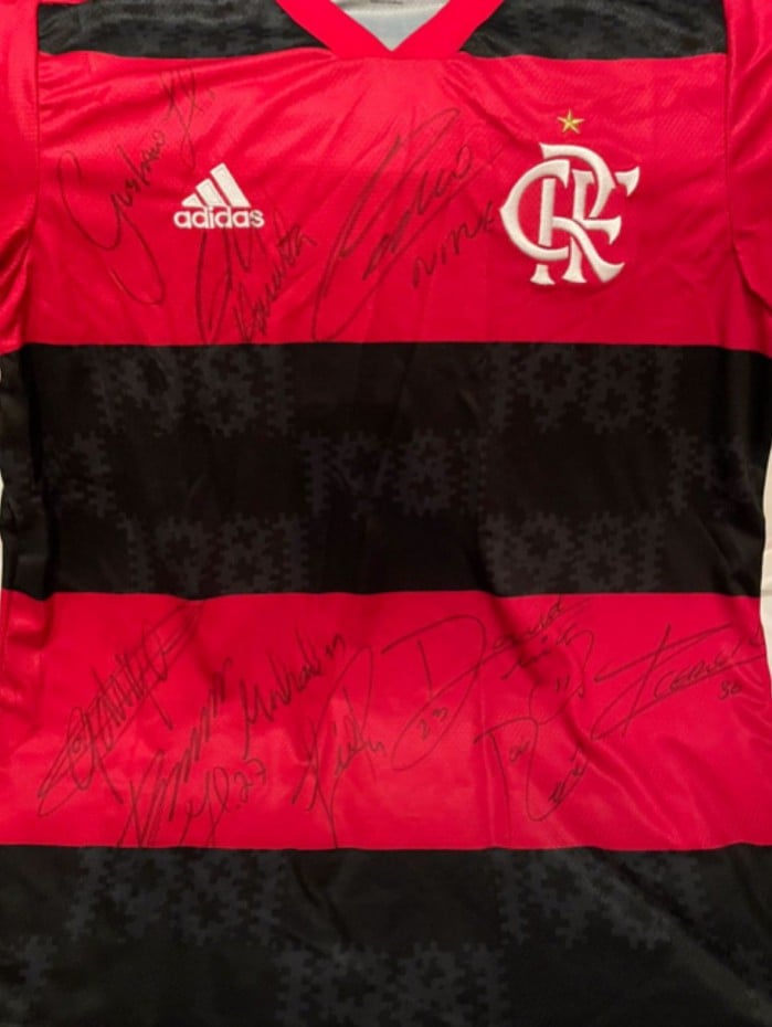 Camisa autografada foi doada pela presidência do Flamengo