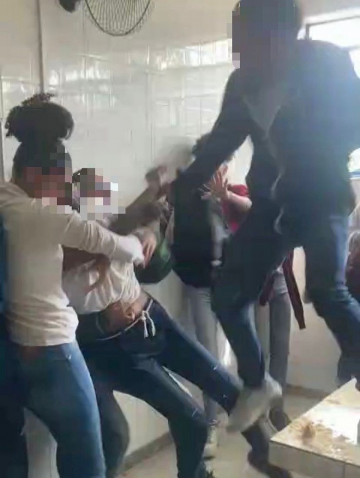 Briga come&ccedil;ou com dois alunos no refeit&oacute;rio do Col&eacute;gio Pierre Plancher