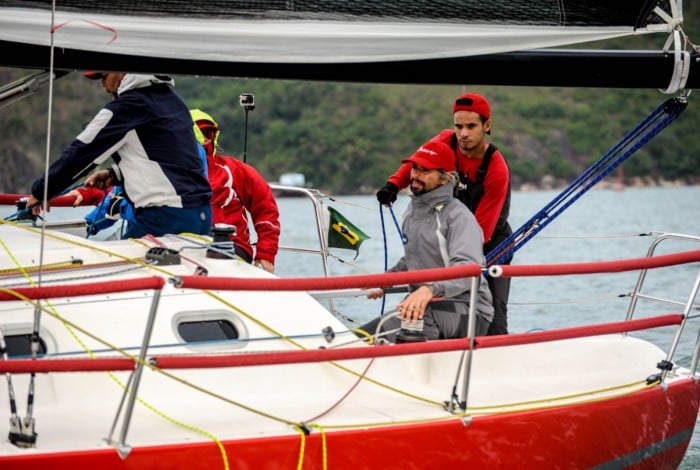 Barco Bravo e Alex Sandro de Carvalho (de cinza) em destaque no veleiro.