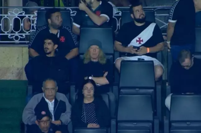 Guitarrista do Iron Maiden esteve na tribuna de S&atilde;o Janu&aacute;rio para assistir Vasco x Guarani