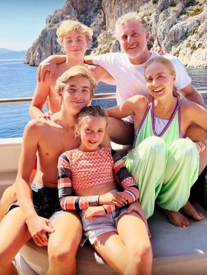 Angélica e Luciano Huck com os filhos Joaquim, Benício e Eva
