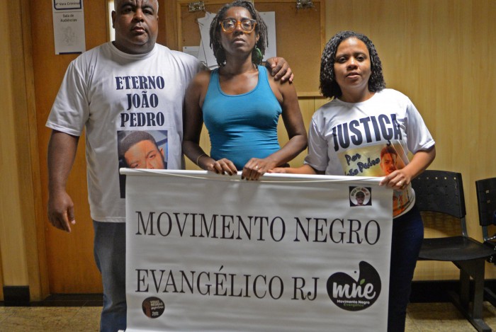 Neilton da Costa Pinto e Rafaela Coutinho, pais de João Pedro, na audiência ao lado de representante do Movimento Negro Evangélico