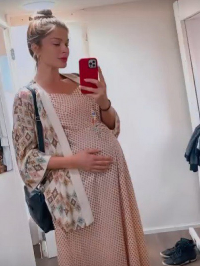 Grazi Massafera posa nos bastidores de 'Travessia'