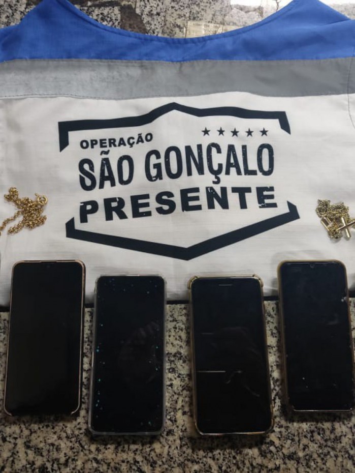 Os policiais encontraram no carro seis celulares, dois cordões, uma carteira e uma bolsa, que haviam sido roubados durante os assaltos
