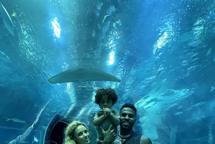 Jason Derulo visita Aquario com a família
