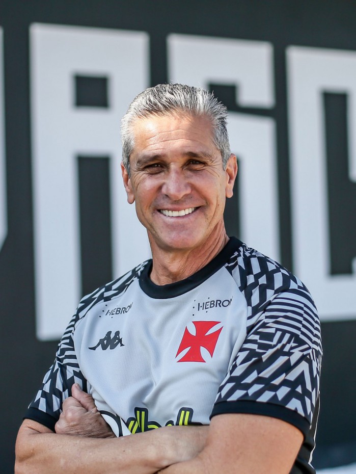 Jorginho novo treinador do Vasco posa para foto no CT Moacyr Barbosa na Cidade de Deus em 06 de setembro de 2022. Foto: Daniel RAMALHO/VASCO