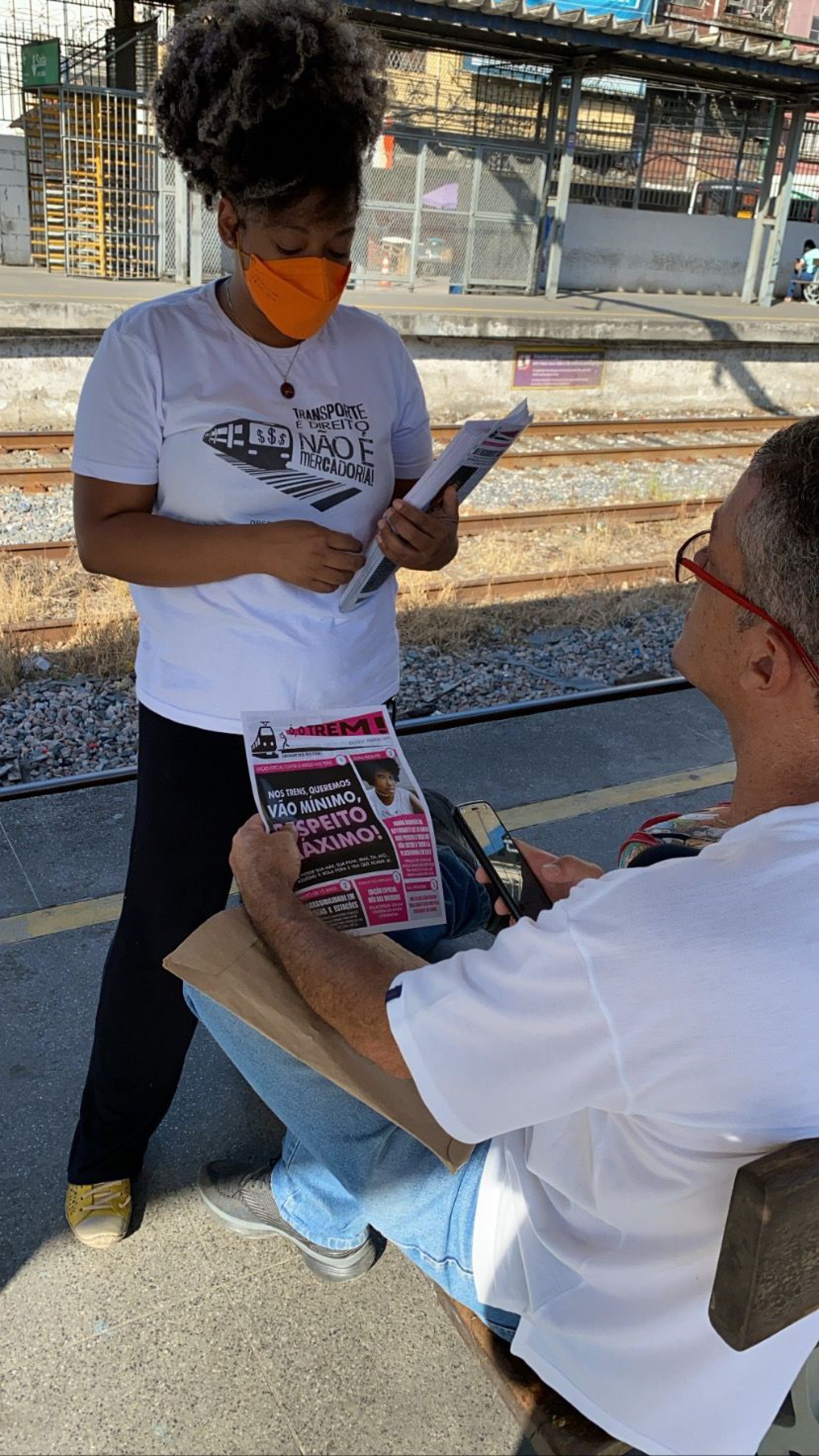 Rafaela Albergaria distribui o jornal do Observat&oacute;rio dos Trens