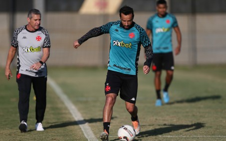 Jorginho é apresentado no Vasco e destaca desejo de permanência após a temporada: 'Planejo ficar muito tempo'
