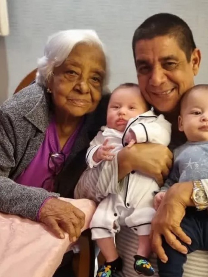 Zeca Pagodinho com a mãe e netos