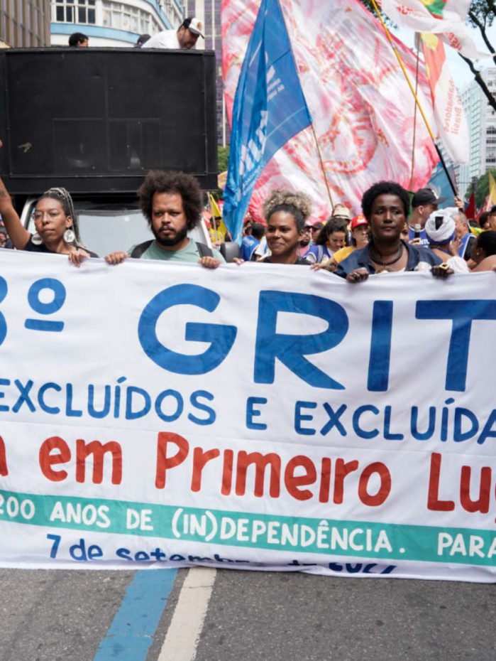 Faixa com dizeres "Vidas em primeiro lugar" &eacute; carregada por manifestantes