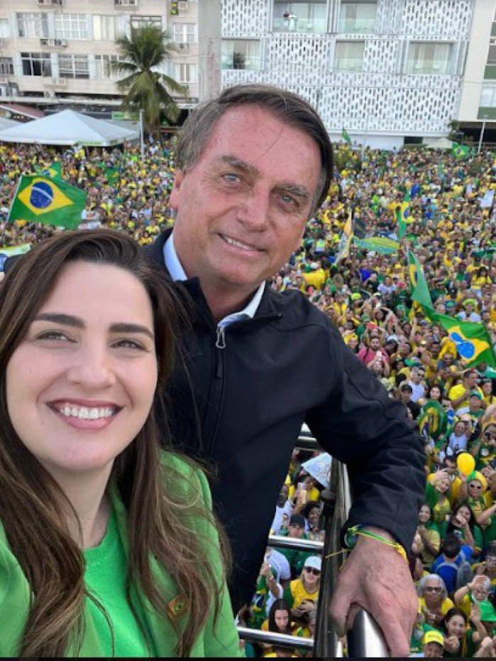 Bolsonaro tem reservado um tempo, em suas lives, para pedir votos para candidatos com os quais t&ecirc;m alinhamento.