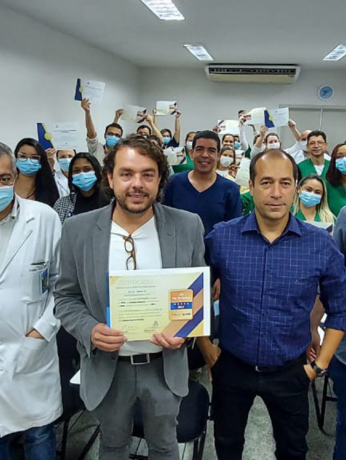 M&eacute;dicos e t&eacute;cnicos de enfermagem e enfermeiros do Centro de Tratamento Intensivo (CTI) 4 do Hospital Estadual Alberto Torres (Heat) comemoram a conquista.