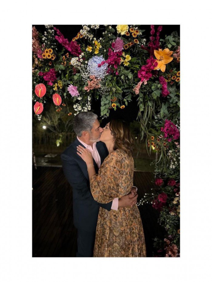 Natasha Dantas posta sequência de fotos com William Bonner para comemorar quatro anos de casamento com o jornalista