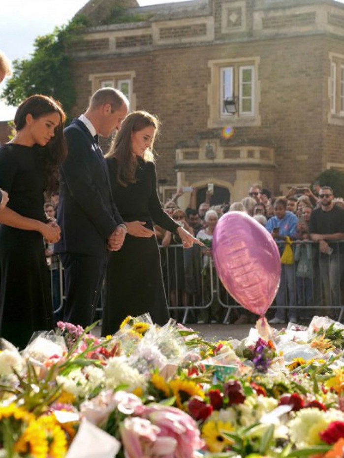 Príncipes William e Harry aparecem juntos em homenagem a avó