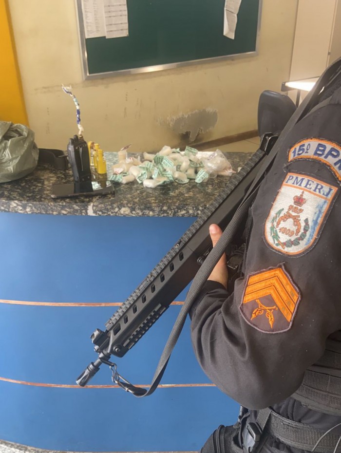 Com ele, foram apreendidos uma mochila com drogas, um r&aacute;dio comunicador e um celular