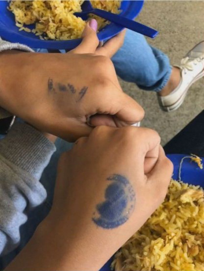 Alunos afirmam que escola de Planaltina, no DF, carimba mão para que estudantes não repitam merenda