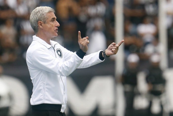 Luís Castro terá tempo maior de preparação até próximo jogo do Botafogo