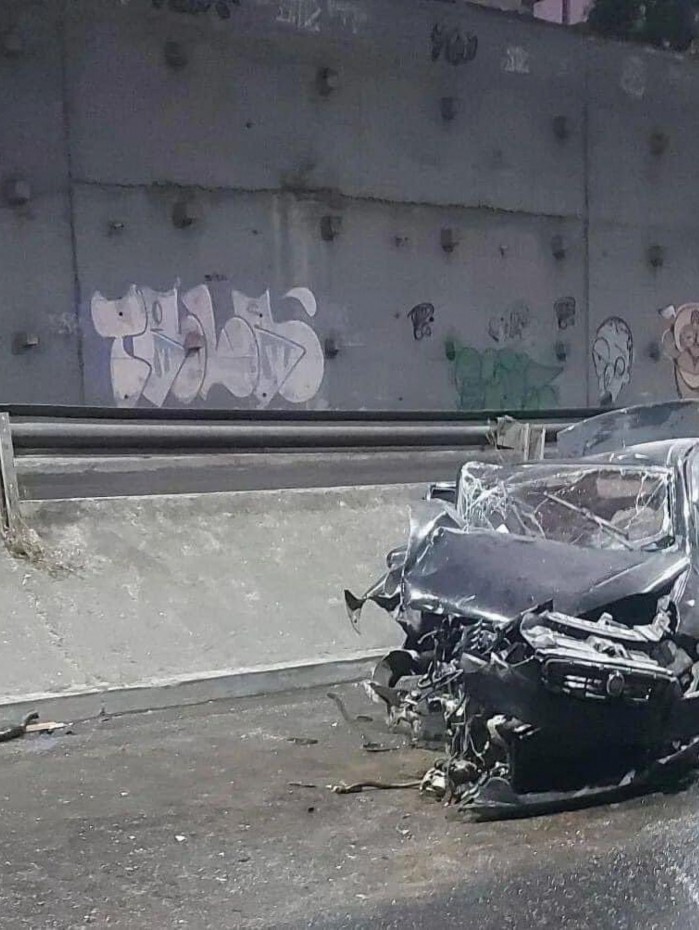 Carro ficou bastante danificado após acidente que matou um e feriu duas pessoas em Duque de Caxias, na Baixada Fluminense