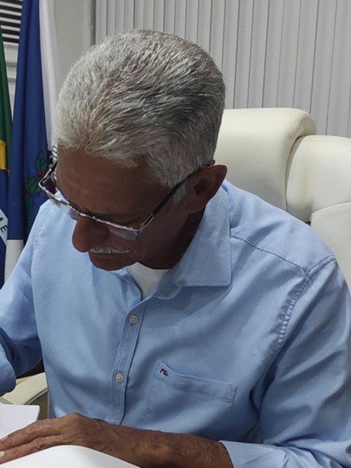 O prefeito Capit&atilde;o Nelson assinou a reposi&ccedil;&atilde;o salarial para o funcionalismo.