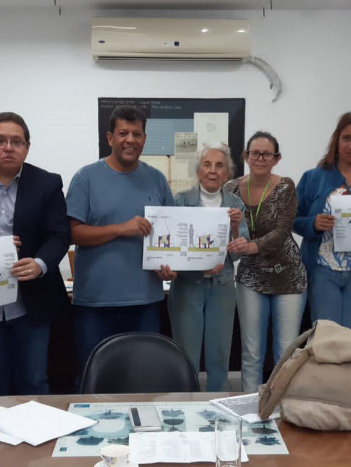 Foram feitos os ajustes finais do termo de coopera&ccedil;&atilde;o, que ser&aacute; assinado pelo presidente da Funda&ccedil;&atilde;o Parques e Jardins, Roberto Oliveira, t&eacute;cnicos do Iphan e a protetora Ione Franco, que alimenta os felinos da col&ocirc;nia h&aacute; mais de 30 anos