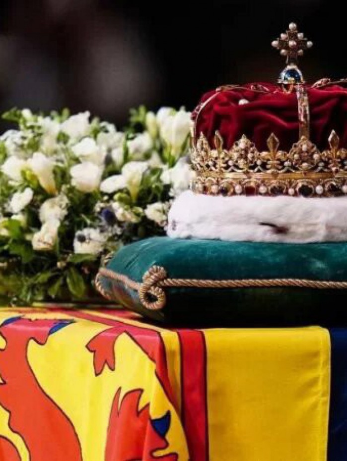 Corpo da monarca chegou na noite desta ter&ccedil;a-feira &agrave; capital