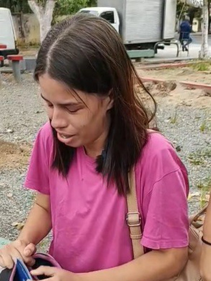 A funcionária denuncia que foi expulsa da escola e teve sua carteira de trabalho jogada no chão