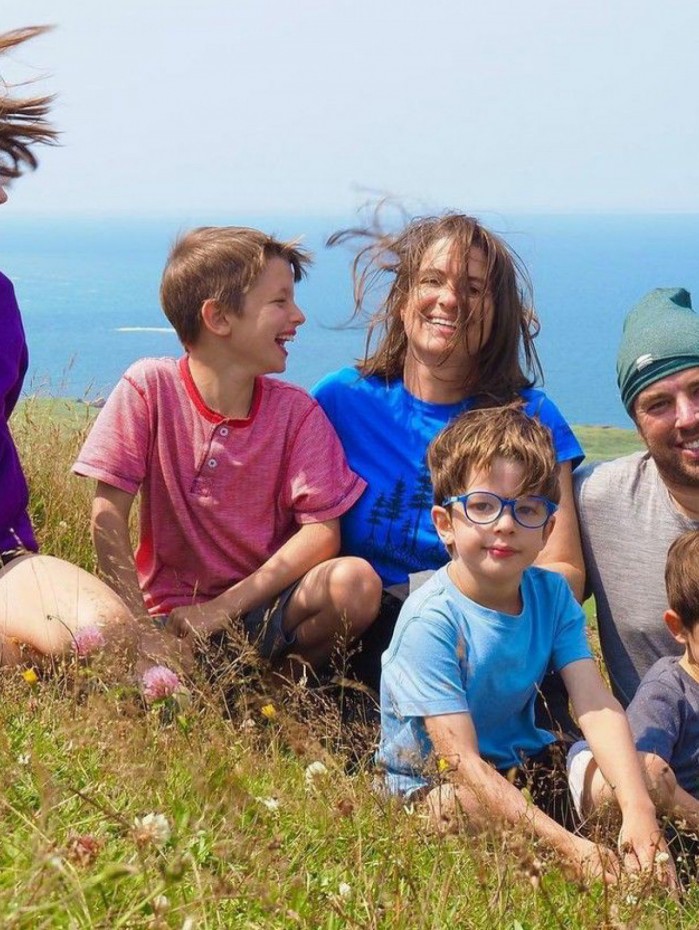 Casal viaja pelo mundo antes que filhos percam a visão por conta de doença rara