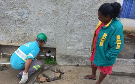 Obras de melhorias em ligações leva água tratada para casas em Nova Iguaçu