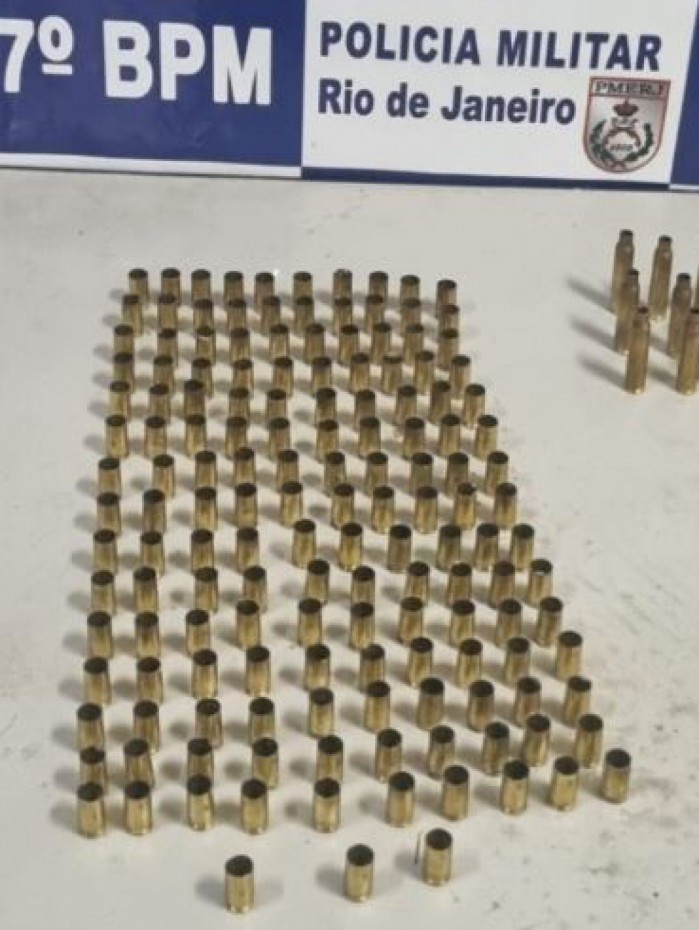 Foram apreendidos 153 cartuchos deflagrados de calibre 9mm e 14 de fuzil calibre 556