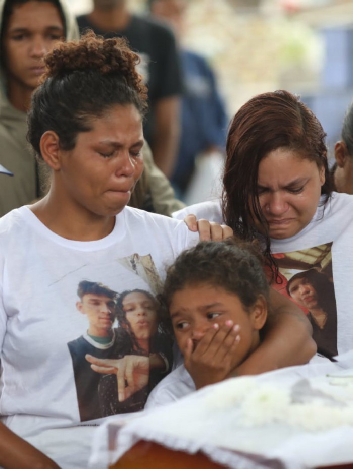 Enterro aconteceu no dia em que ocorreria a formatura do jovem