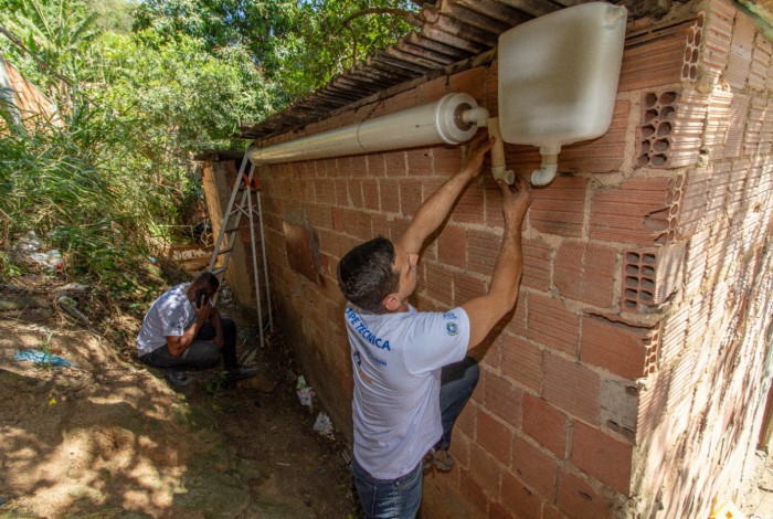 Por meio de tecnologia social de baixo custo, Kátia, o marido e quatro filhos finalmente tiveram acesso à água encanada em sua casa