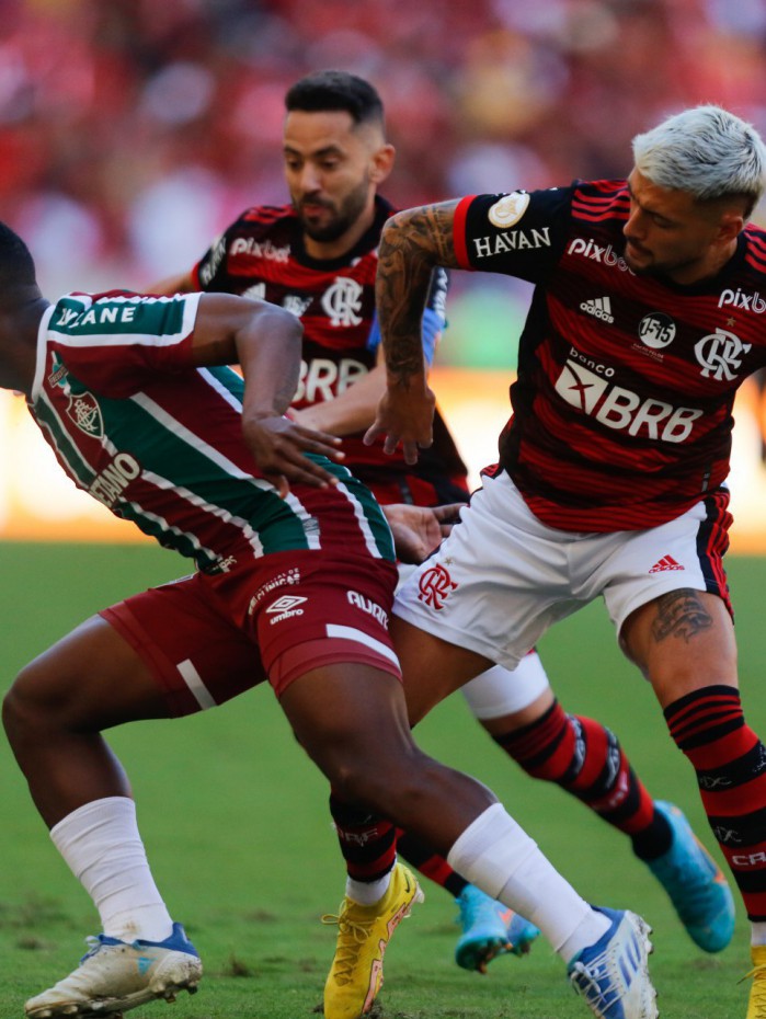 Em jogo quente, Fluminense vence o Flamengo e dorme na vice-liderança ...