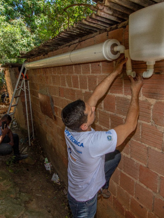 Por meio de tecnologia social de baixo custo, Kátia, o marido e quatro filhos finalmente tiveram acesso à água encanada em sua casa