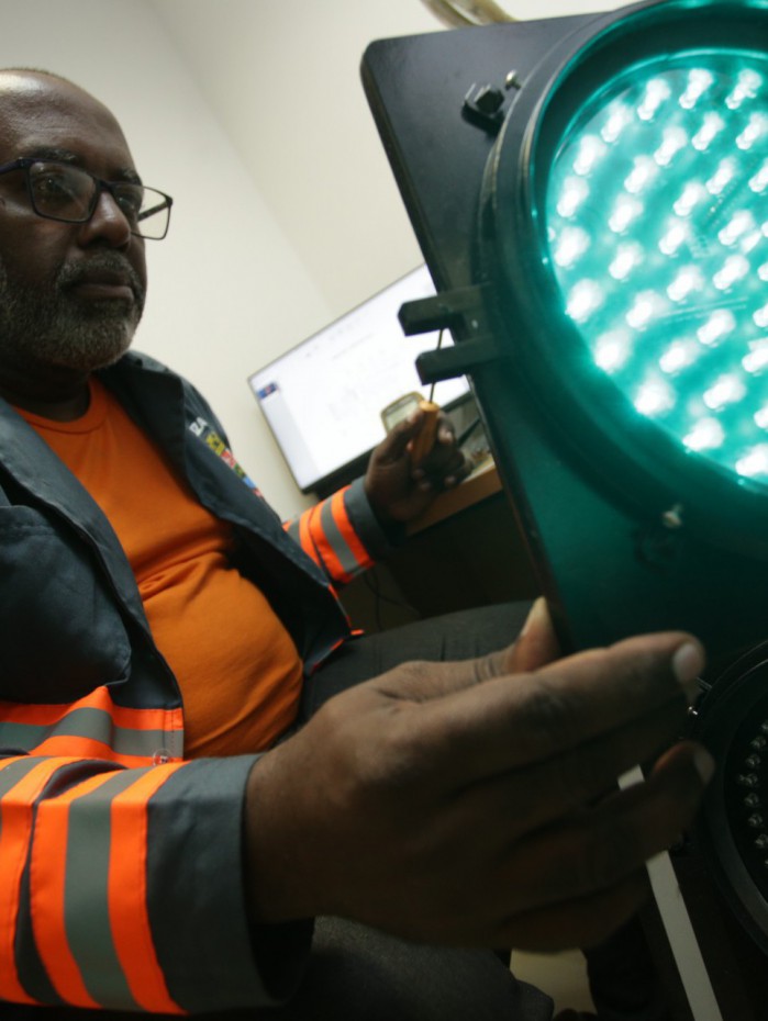 A NitTrans criou um laboratório próprio de testes, reparo de semáforos, placas de led, e recuperação de componentes.