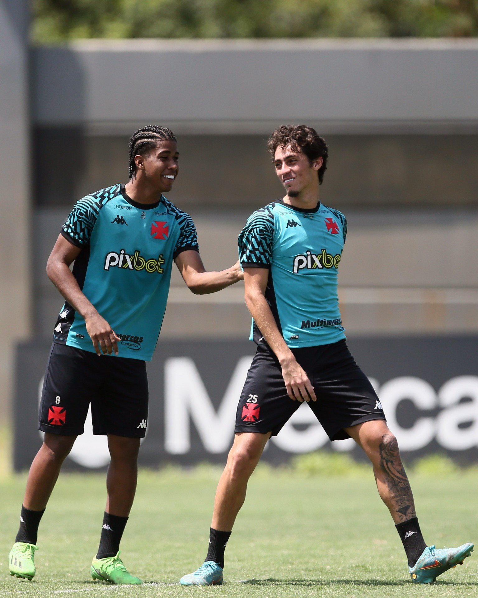 Andrey puxa a camisa de Marlon Gomes no treino do elenco de futebol profissional do Vasco da Gama no CT Moacyr Barbosa em 19 de setembro de 2022 - Daniel RAMALHO/VASCO