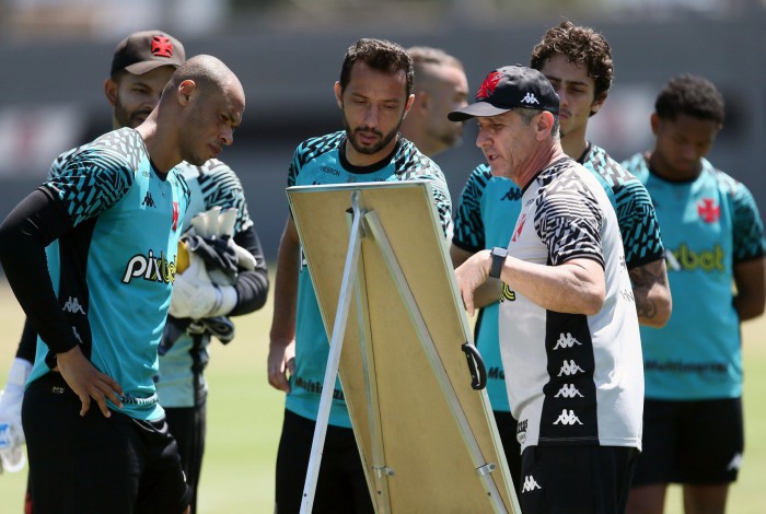 Técnico Jorginho terá dura missão com o Vasco, contra o Cruzeiro