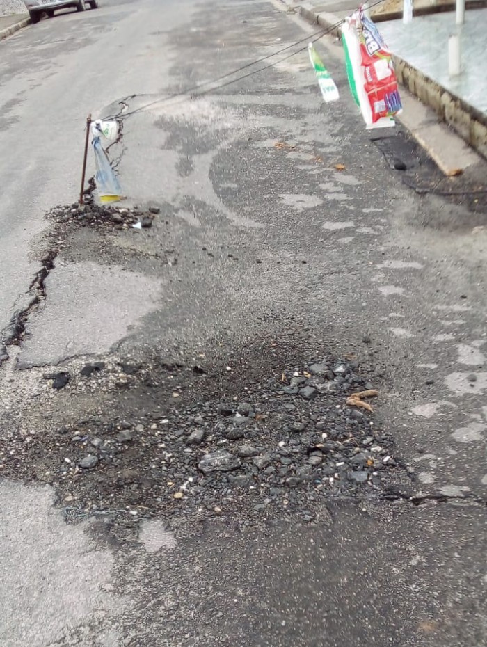 O asfalto está cedendo em um trecho da Rua Vieira de Campos, no bairro de Santa Cruz