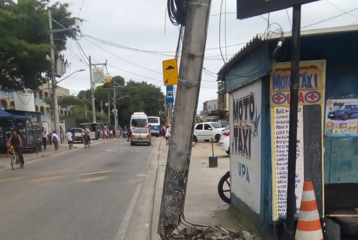 Poste está caindo, em Sepetiba, na Rua José Fernandes 
