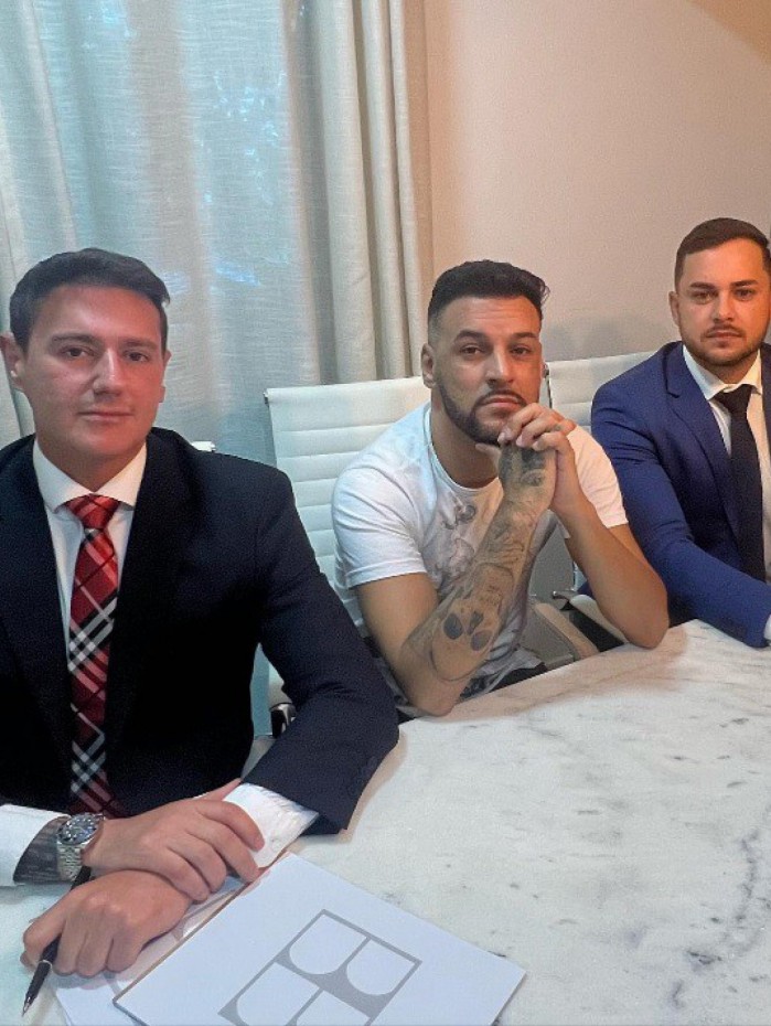 MC Créu, acompanhado de seus advogados