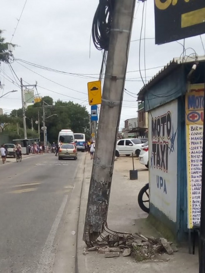 Poste está caindo, em Sepetiba, na Rua José Fernandes 
