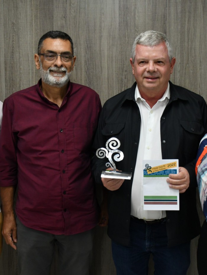 O prefeito Axel Grael e os secretários municipais de Participação Social, Anderson Pipico, e de Ciência e Tecnologia, Valéria Braga, receberam a premiação.
